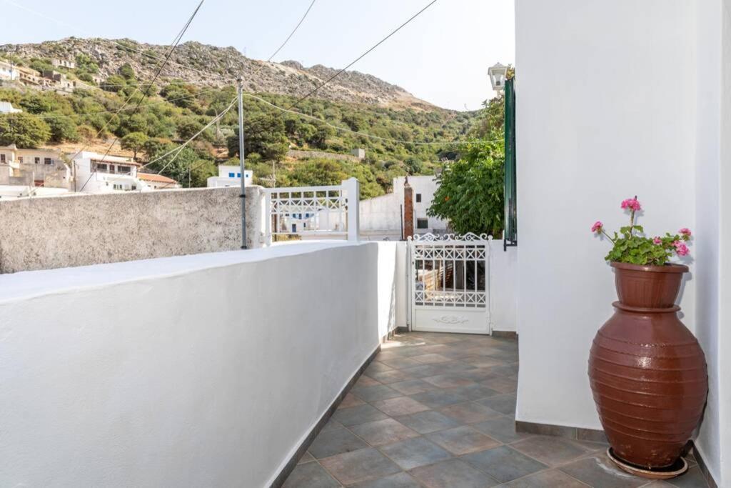 Δροσιά Villa Koronos Luaran gambar